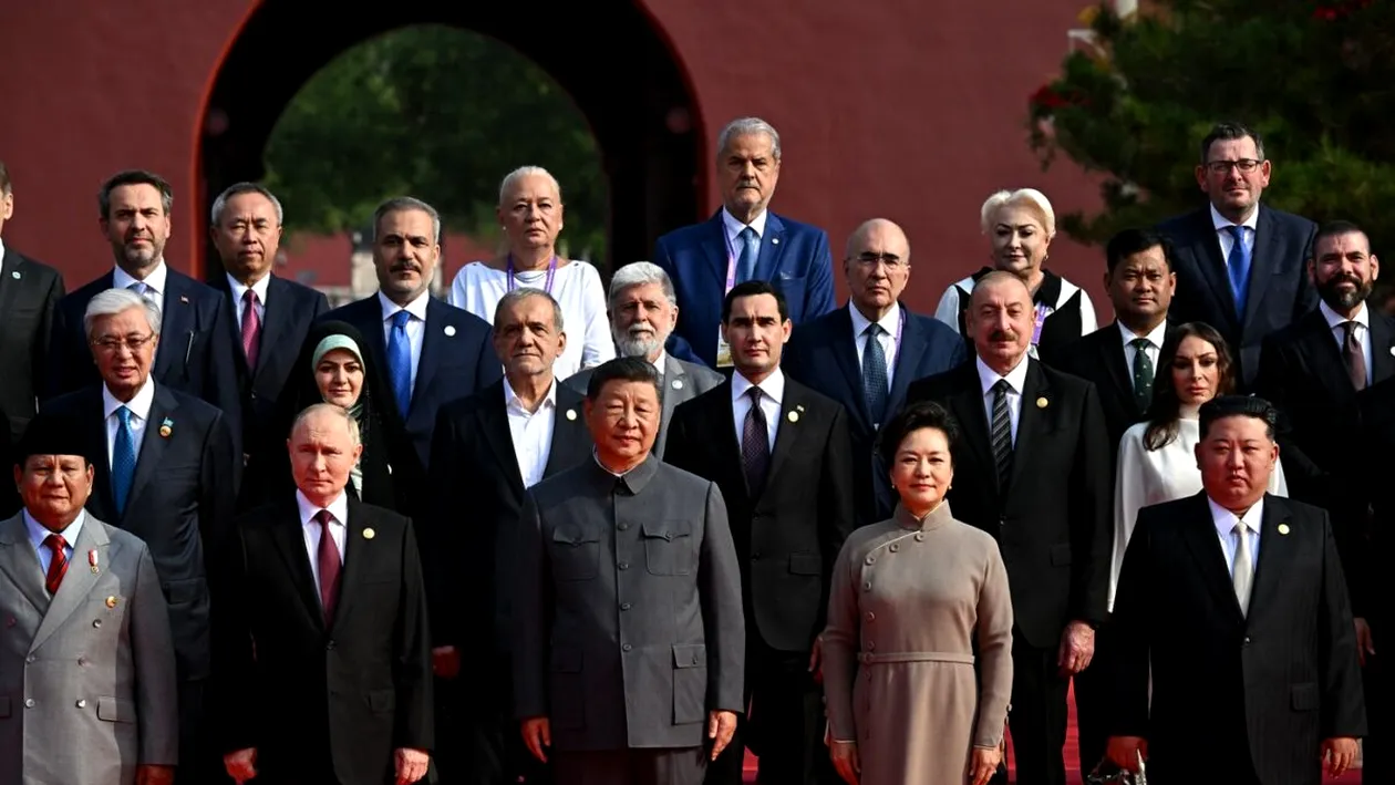 Doi foști premieri ai României, prezenți alături de Vladimir Putin și Xi Jinping la parada de la Beijing