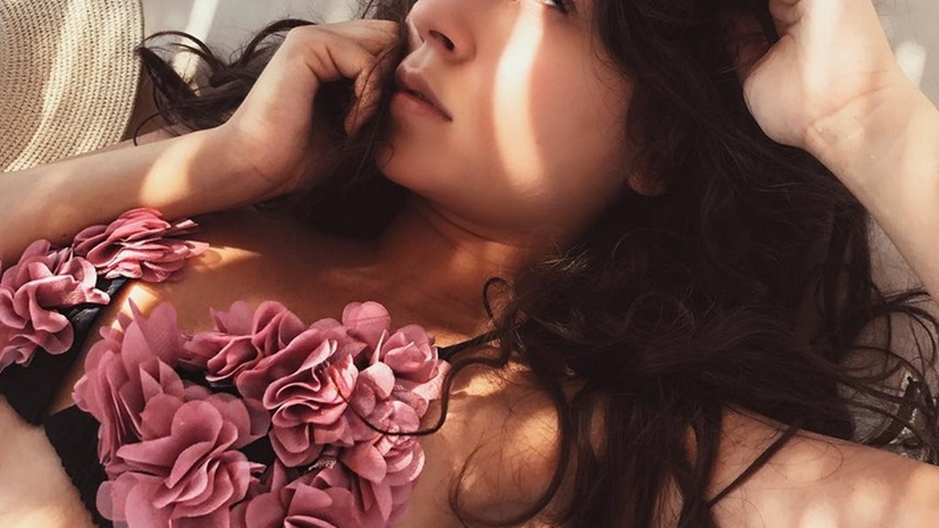 Nicole Cherry, pictorial fierbinte la malul mării după ce a scăpat de BAC! Şi-a pus costumul de baie şi a dat tot ce are mai bun