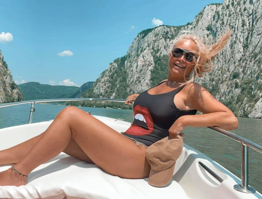 Blondina se distrează ca la 20 de ani