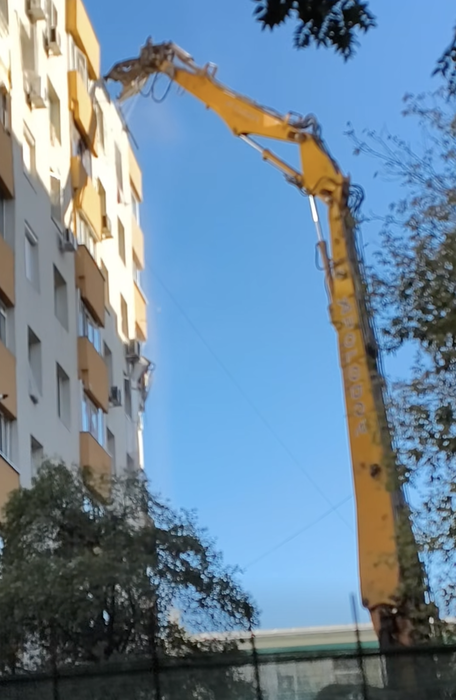 A început demolarea blocului afectat de explozia din Rahova. Primele imagini + planul autorităților