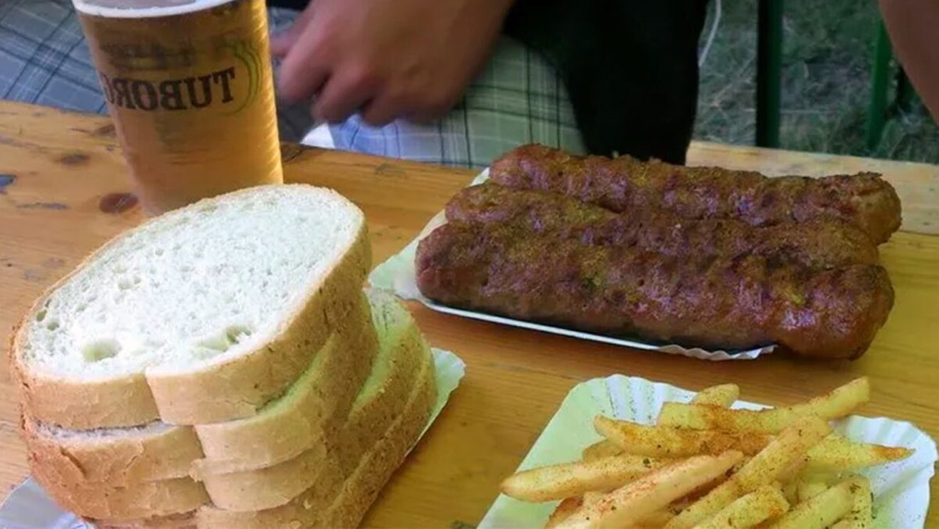 Cu câți lei a ajuns să se vândă un singur mic, la "împinge tava" în Mamaia. Cum a reacționat un turist când a văzut prețurile