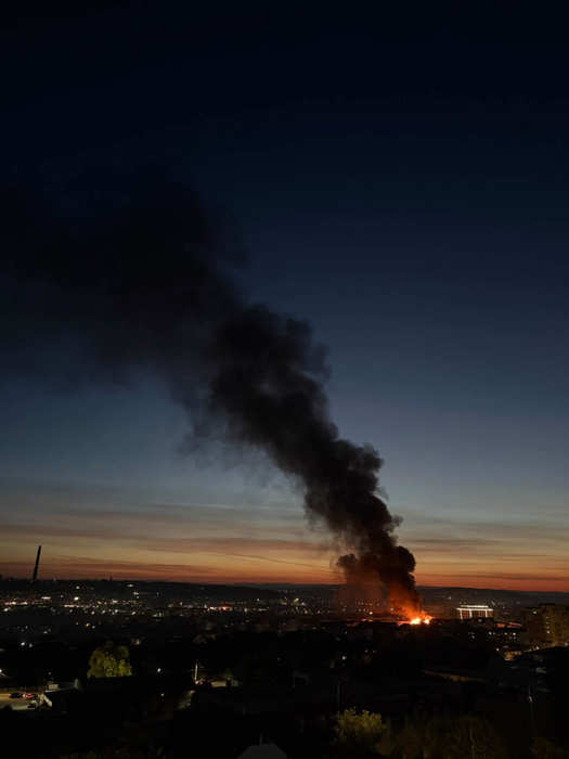 Incendiu de proporții în Suceava! Mansarda unui bloc a fost mistuită de flăcări