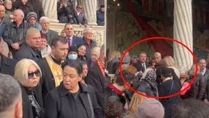 Ce s-a întâmplat la scurt timp după ce sicriul cu trupul neînsuflețit al Mioarei Roman a fost scos din biserică. Scena incredibilă a avut loc sub privirile Oanei și Catincăi Roman. VIDEO