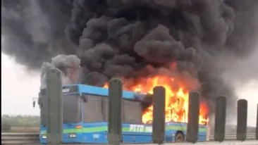 Imagini apocaliptice! Un autobuz a luat foc pe autostrada Arad-Timișoara! VIDEO