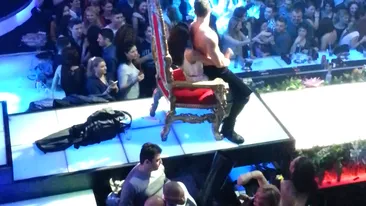 N-a vazut Parisul ce au vazut femeile de 8 martie, la Bucuresti! Si actorii XXX ar fi invidiosi pe tripozii care au dansat goi