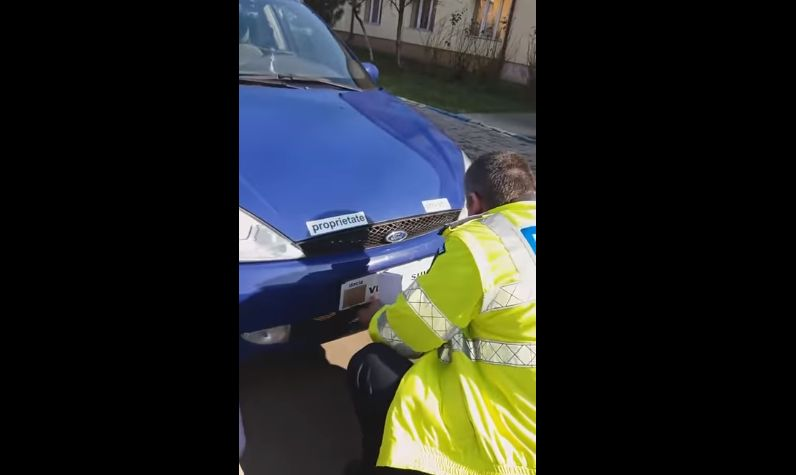 Aroganță maximă! Viorel Suveranul și-a făcut actele de identitate și numerele de la mașină singur. Cum au reacționat polițiștii după ce au văzut plăcuțele autoturismului