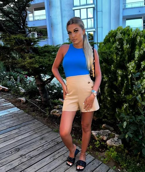 Ea este „bunăciunea” care i-a înmuiat genunchii lui Tavi Popescu, „perla” de 100 de milioane de euro a lui Gigi Becali. Imagini incendiare cu „bomba-sexy”