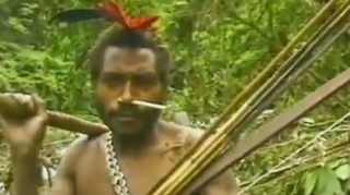 VIDEO INCREDIBIL DE ZAPACITOR! Uite cum reactioneaza un trib din Papua Noua Guinee la vederea unor barbati albi civilizati!