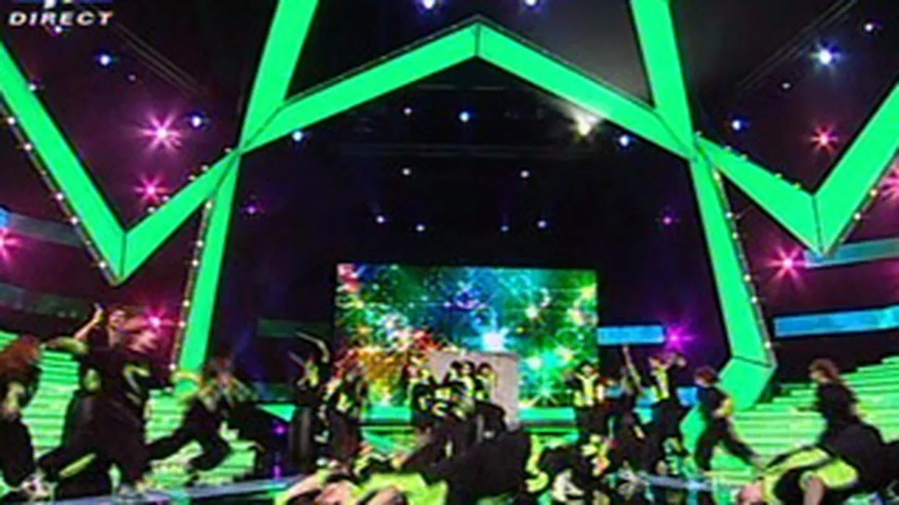 VIDEO 23 de fete l-au imblanzit pe Mihai Petre! Uite cum au sarit toate sa-l sarute!