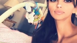 Mădălina Ghenea şi-a pozat fiica şi iubitul! E prima fotografie în care se vede faţa micuţei