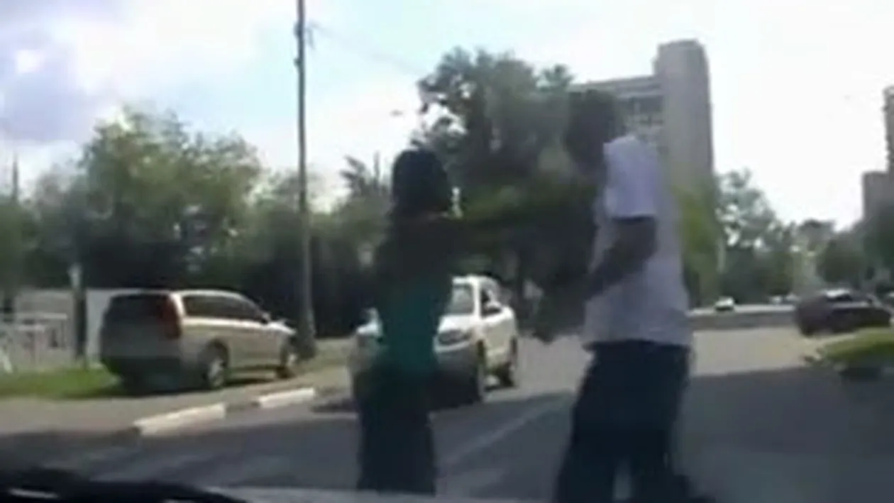 VIDEO Si rusii au pitipoancele lor! O bruneta narcisista aproape omoara un om cu masina!