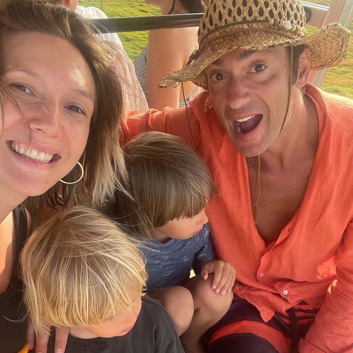 Adela Popescu, alături de Radu Vâlcan și copii (Sursă: Instagram)