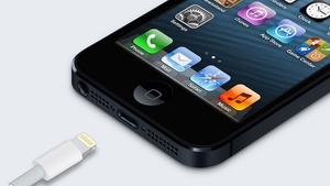 Ce s-a intamplat dupa ce a bagat in priza un incarcator de IPHONE! "Am fost la un pas de moarte!"