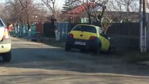 VIDEO Inca mai crezi ca femeile pot conduce?! Soferita asta face praf o masina intr-un accident rupt din filmele cu prosti - In doar 3 metri de la pornire s-a izbit de pom