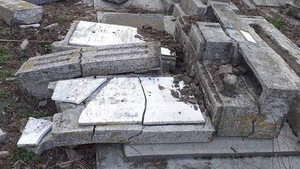 Cei trei tineri care au devastat cimitirul evreilor din Huși au fost trimiși în judecată. Ce sancțiune o să primească minorii