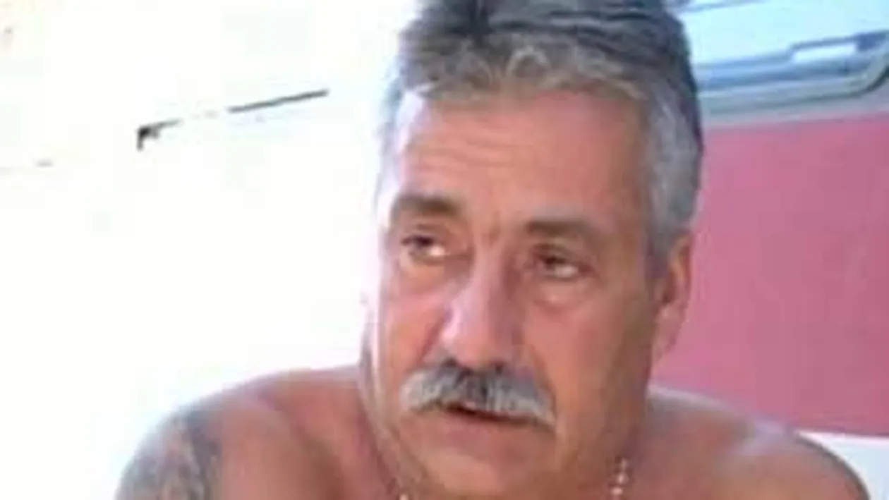 Pentru el, expresia bai esti de c***t are alt sens! Vezi cum i-a explodat unui barbat WC-ul din tren in fata si l-a umplut de noroc - Trenul de Timisoara a oprit in prima statie si toti au lesinat