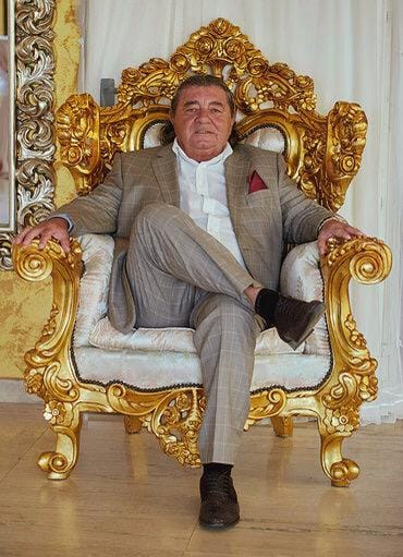 Titu Tudosie și-a făcut statuie în curte
