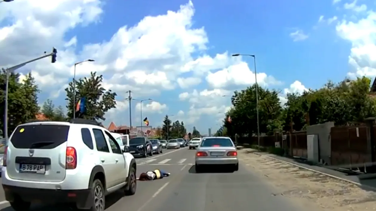 Accident ciudat în Cluj. O femeie... a dat peste o mașină și s-a rănit