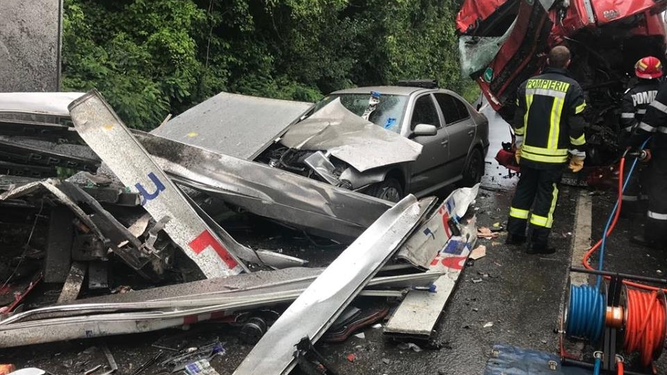 FOTO. Accident violent cu două TIR-uri şi un autoturism. Unul dintre şoferi, în stare gravă