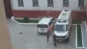 Au oripilat o ţară întreagă! Doi tineri aproape şi-au omorât un prieten, iar după ce au filmat totul, s-au lăudat cu clipul pe Facebook