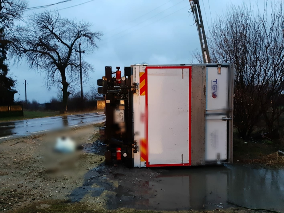 UPDATE. Accident cumplit în Dâmbovița! Doi oameni au murit, după ce au fost spulberați de un TIR, care s-a răsturnat