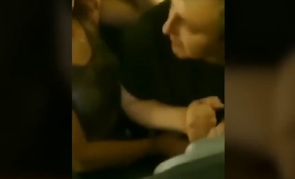 Imagini scandaloase surprinse într-un avion! Doi pasageri au făcut amor fără să le pese de cei din jur. Ce s-a întâmplat când au fost prinşi