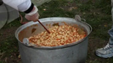 In cinstea romanilor! Peste 16.000 de portii de fasole cu costita, servite de 1 Decembrie in Sectorul 2 al Capitalei