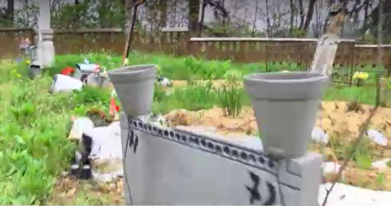 Morminte vandalizate într-un cimitir din Dâmboviţa. Două surori în stare de șoc: “Crucea lui tata a fost aruncată si a mamei, ruptă” | FOTO