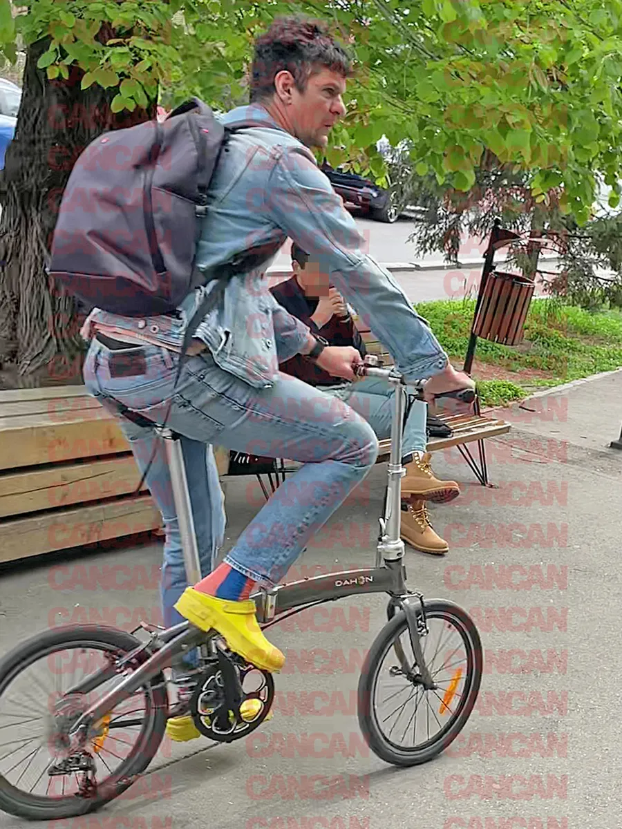 Tudor Chirilă așa cum nu l-ați mai văzut. În șlapi pedalând bicicleta