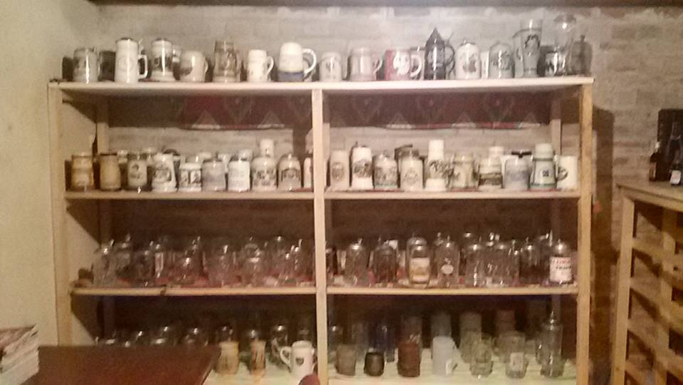 Colecția de halbe a lui Attila este impresionantă