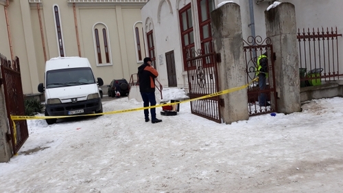 Găsit mort, gol și atârnat de gardul bisericii! Descoperire șocantă la Galați