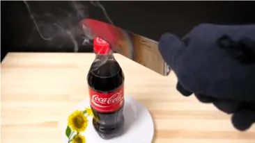 Acest bărbat a tăiat o sticlă de Coca Cola c-un cuţit încins, iar imaginile au devenit virale instant. Rezultatul e unul la care nimeni nu se aştepta