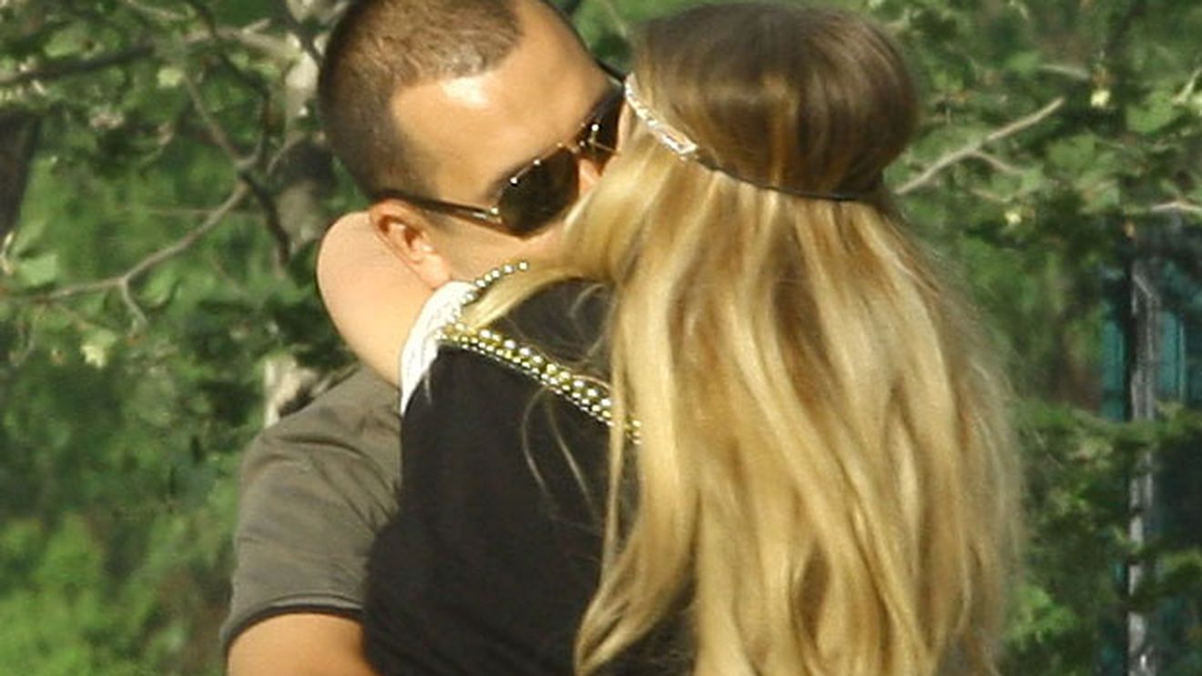 Scene fierbinti cu un cuplu celebru, la padure! Lucian Mitrea a sarutat-o si i-a pus mana pe fund Andreei Banica in public!