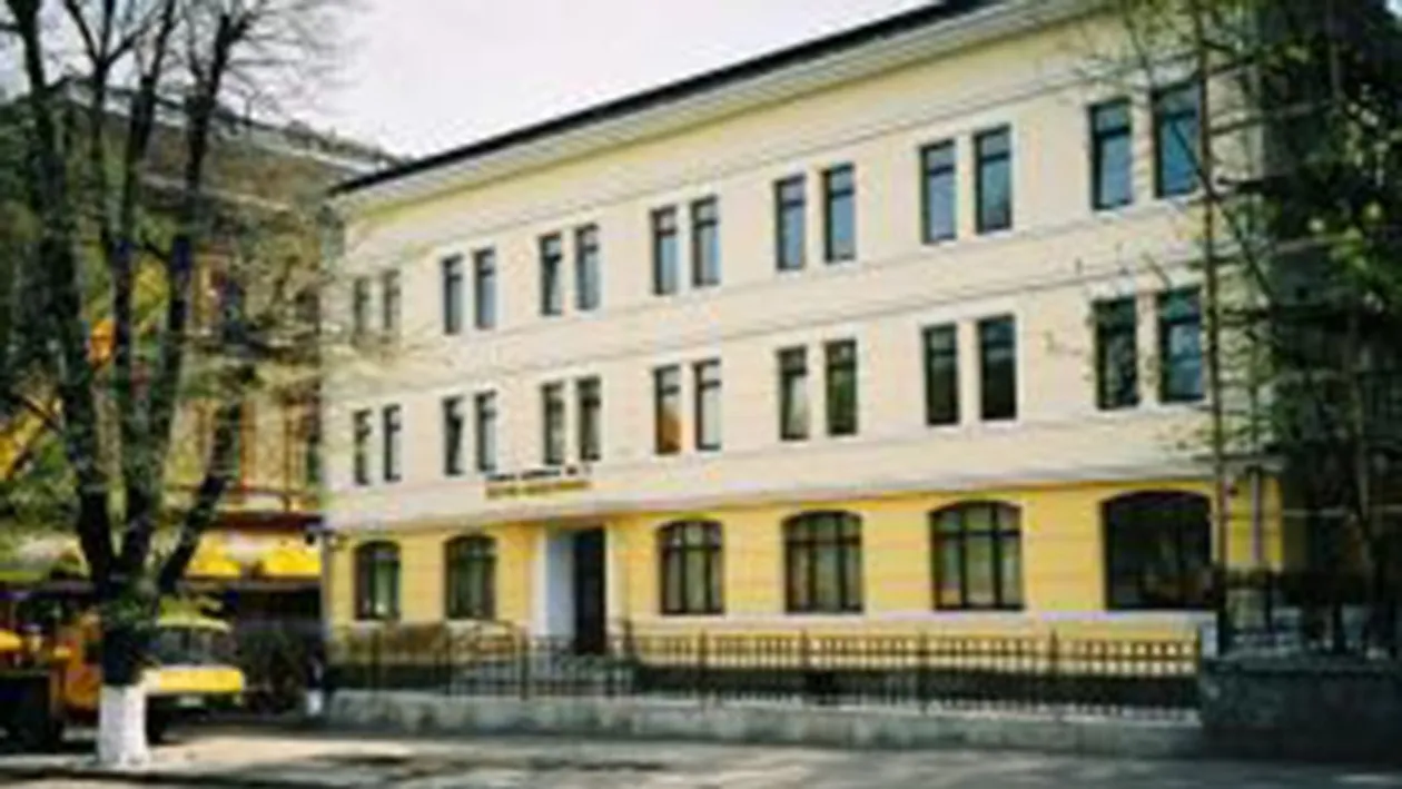 Tragedie la Braşov! Un profesor a murit în faţa şcolii unde preda