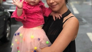 O mamă care a alăpta în curtea sediului ANAF susține că a fost agresată verbal de o angajată: „Mișcă-te cu copilul de aici, că aici fumez eu de obicei!”
