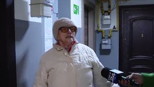 O femeie a fost jefuită într-o scară de bloc din București: "Mi-a dat în cap și m-a lovit cu ușa"