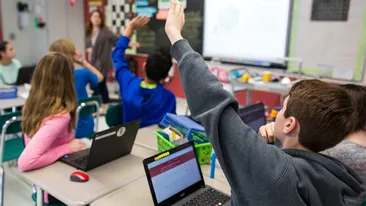 Caz rarisim în Cluj. Cum au fost pedepsiți doi elevi, după ce și-au ironizat diriginta pe grupul de WhatsApp al clasei