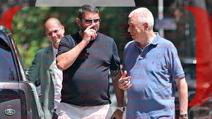 Două familii bogate și influente ale României au schimbat câteva vorbe departe de ”pereții care au urechi”. Întâlnire secretă în parc cu ceas de 620,000 € la mână!