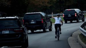 Au concediat-o pe femeia care i-a arătat degetul mijlociu lui Trump!