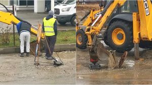 De-a râsu'-plânsu'! „Dorel” din Slatina încearcă să strângă apa cu o lopată, pe stradă, apoi să o răstoarne în cuva unui excavator