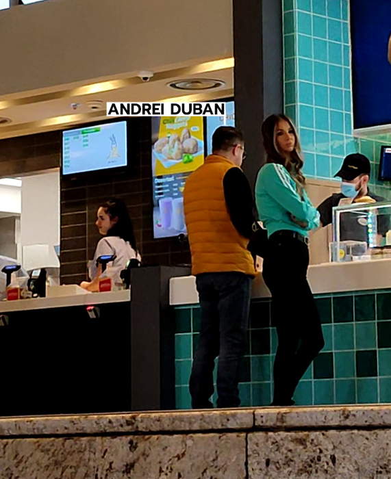 Andrei și Grațiela își așteaptă comanda de la fast-food (Foto: CANCAN.RO)