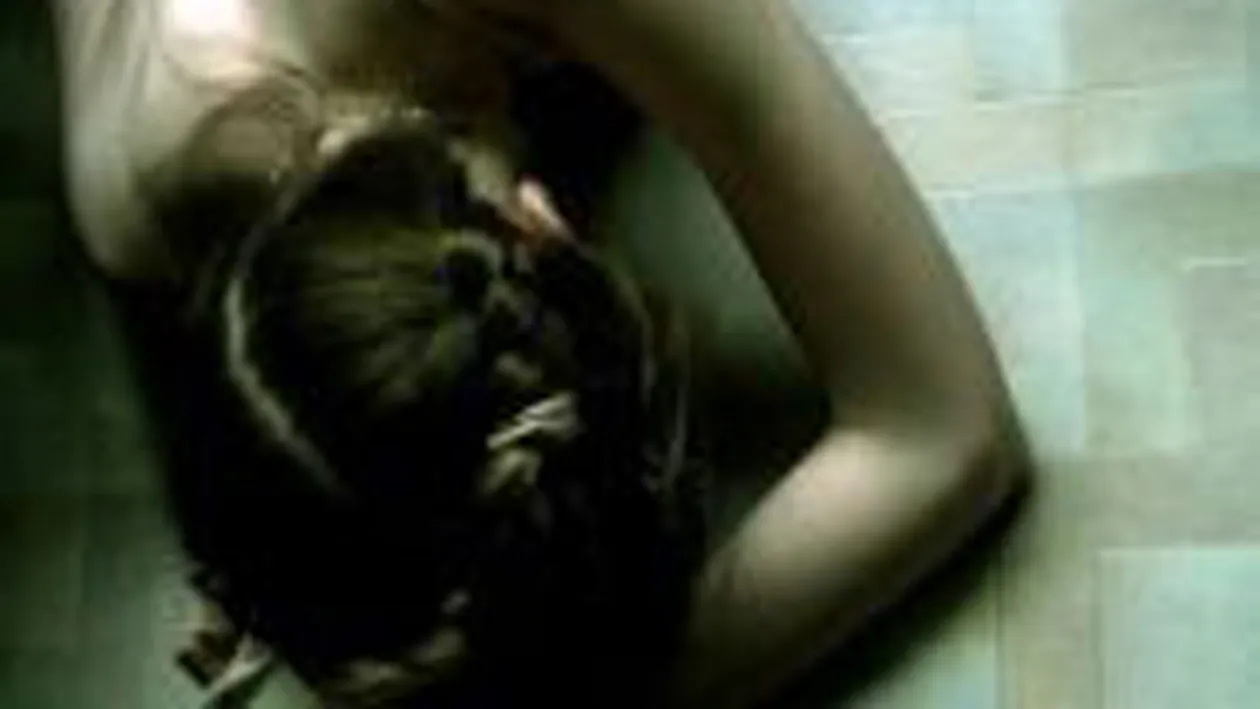 O femeie a sechestrat si a infometat copiii unei mame pentru a o forta pe aceasta sa se prostitueze!