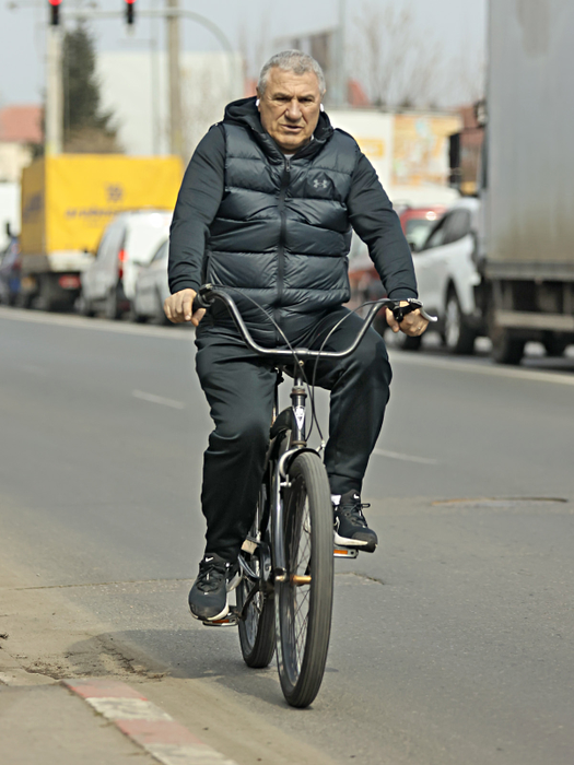 Victor Becali a plecat la plimbare prin Pipera (Foto: CANCAN.RO)