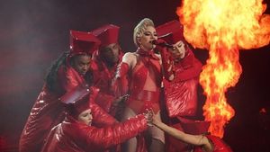 VIDEO / Lady Gaga, clipe ruşinoase pe scenă! Ce s-a întâmplat în timp ce cânta şi purta o rochie transparentă, fără lenjerie intimă şi sutien