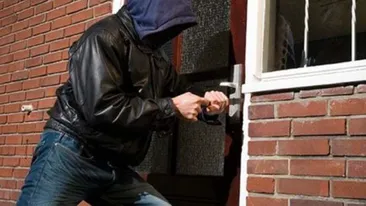 Doi hoți au spart casa unui pensionar și au furat un vas. Când l-au deschis și au văzut ce era înauntru, au rămas dezamăgiți