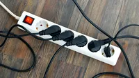 Ce electrocasnic trebuie scos din priză peste noapte? Consumă mai mult decât crezi