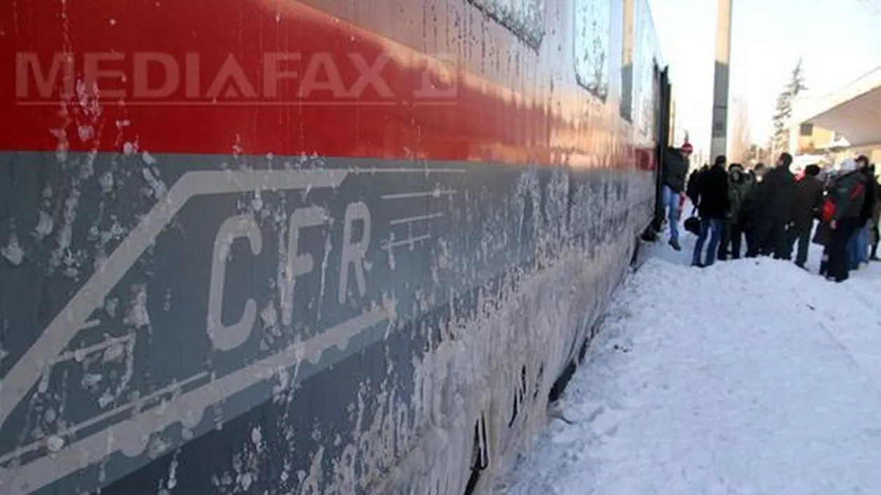 O cursă feroviară Timișoara-București este blocată de 7 ore la Orșova: „Așa este CFR Infrastructură: are drujbă, n-are benzină!”