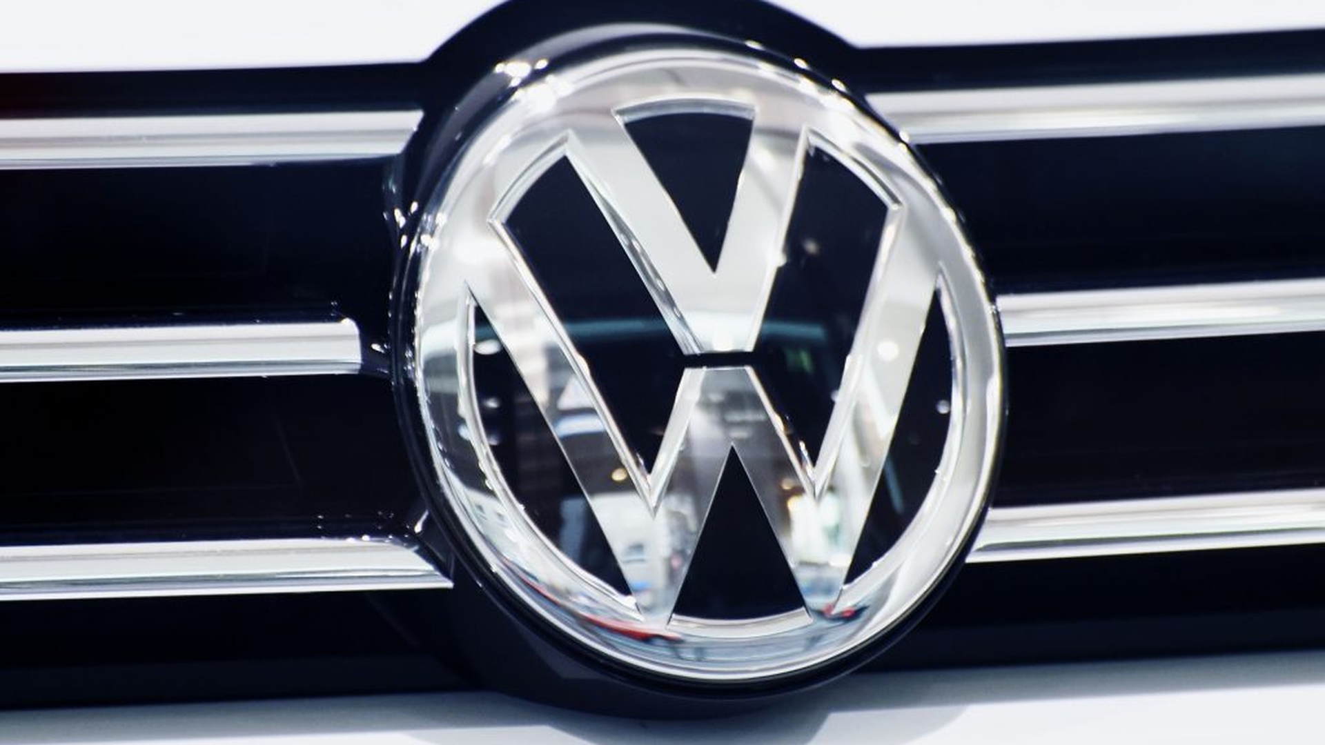 Volkswagen își schimbă logo-ul