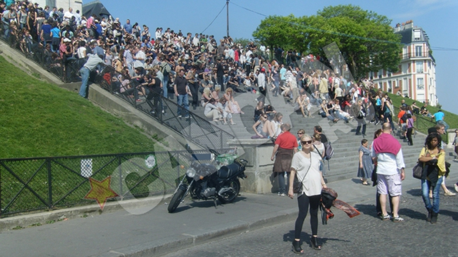 Surpriza mare pentru Jojo! Sotul i-a umplut casa cu narcise inainte sa o duca la Paris!