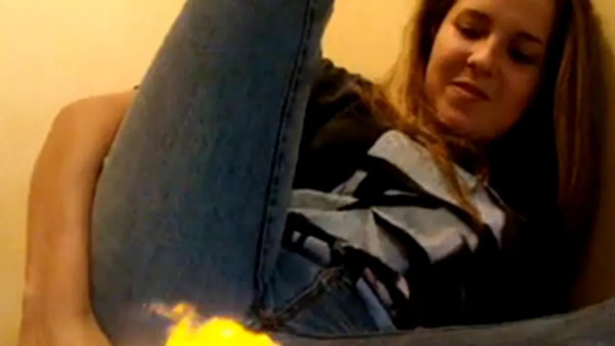 VIDEO Internautii trag vanturi si isi dau foc – Este aceasta cea mai stupida moda de pe net?